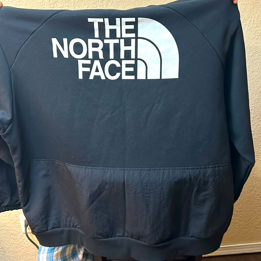 long-sleeve crew for taking on the city in relaxed style and comfort.Size 2XL